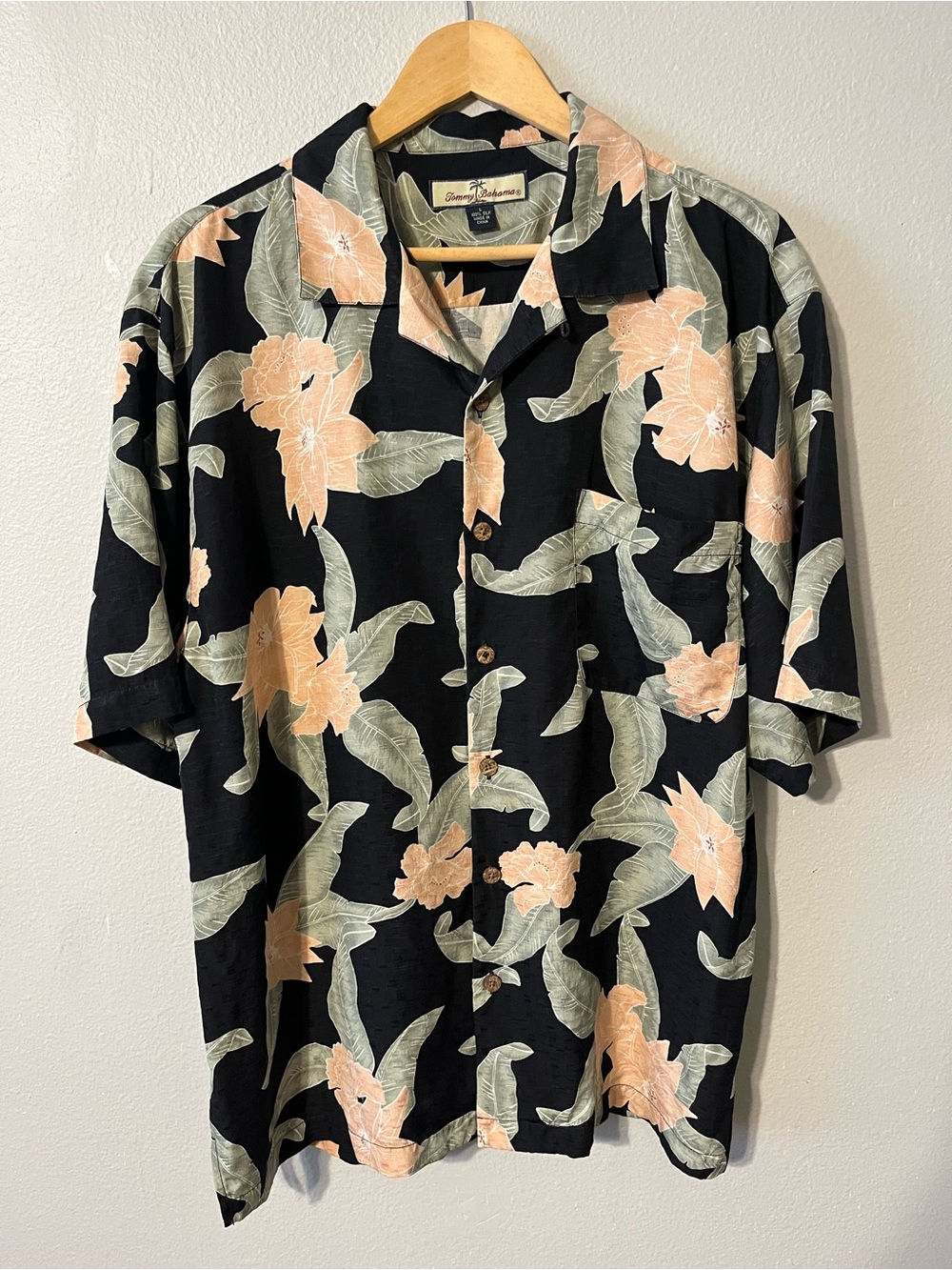 Tommy Bahama 100% Silk Hawaiian Shirt Hibiscus Flowers w/ Green Foliage Size Lg